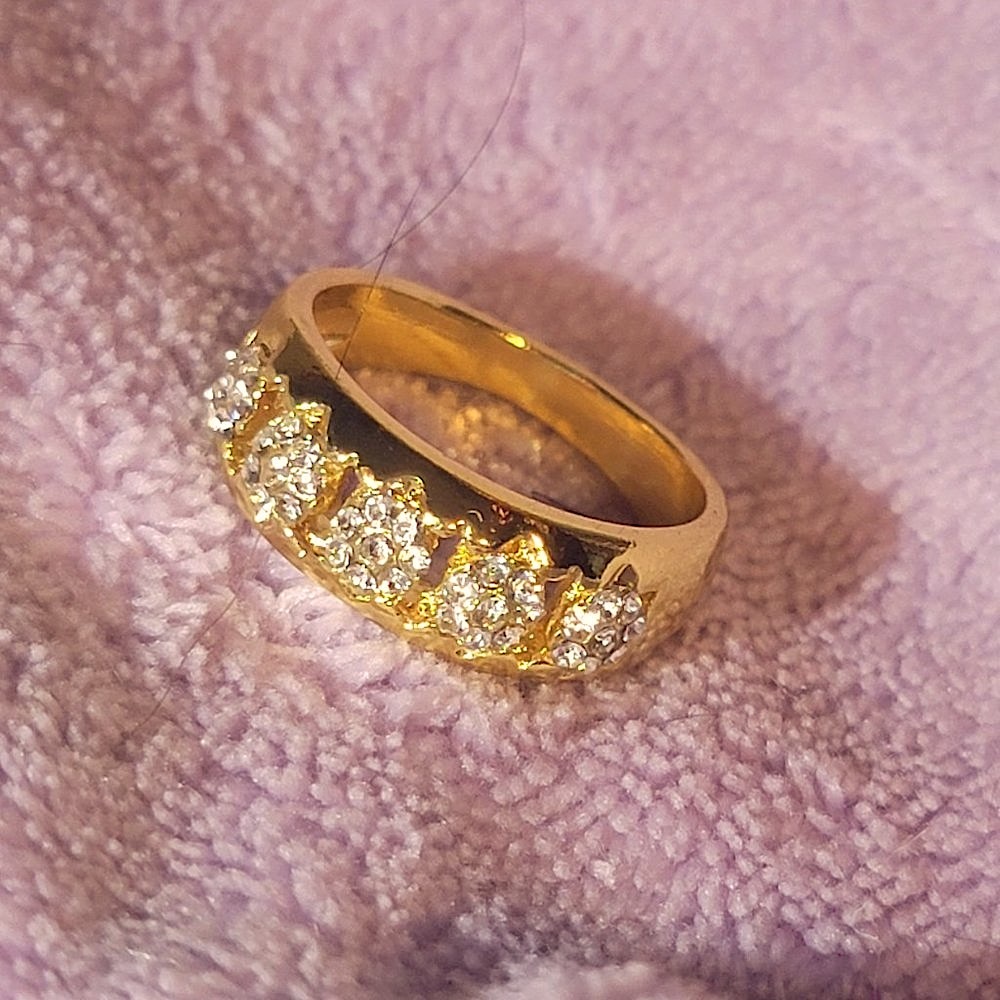 Gorgeous Golden Ring with Diamond-like stones